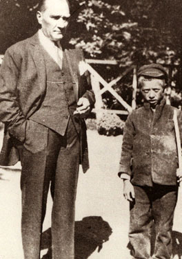Cumhurbaşkanı Gazi Mustafa Kemal, Yalova'da, okumak isteyen Sığırtmaç Mustafa ile (16 Eylül 1929)