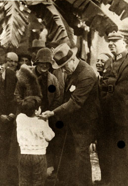 Cumhurbaşkanı Gazi Mustafa Kemal, Dörtyol gezisinde bir çocuğu severken (15 Şubat 1931)