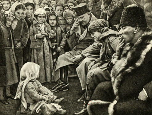 TBMM Başkanı Gazi Mustafa Kemal, Edremit yolunda, Ergama köyü çocukları ile birlikte (9 Şubat 1923)