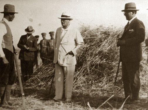 Cumhurbaşkanı Gazi Mustafa Kemal, Orman Çiftliği tarlalarında bir çiftçiyle konuşurken (14 Temmuz 1929)