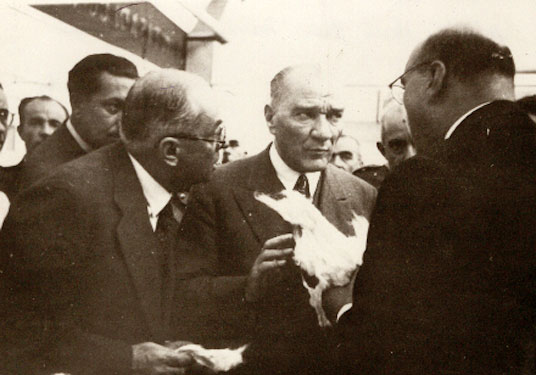 Cumhurbaşkanı Atatürk, Bursa Merinos Fabrikası tesislerini gezerken (2 Şubat 1938)